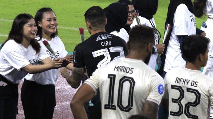 Pemain Persib, Ciro Alves memberikan bunga mawar merah kepada ibu dan istri pemain Persib saat momen merayakan Hari Ibu sebelum pertandingan Persib Bandung menghadapi Persita Tangerang pada lanjutan Liga 1 2024-2025 di Stadion Gelora Bandung Lautan Api (GBLA), Kota Bandung, Jawa Barat, Minggu (22/12/2024).