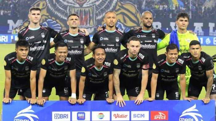 Pemain Persib Bandung berfoto bersama sebelum menghadapi Persita Tangerang pada lanjutan Liga 1 2024-2025 di Stadion Gelora Bandung Lautan Api (GBLA), Kota Bandung, Jawa Barat, Minggu (22/12/2024).