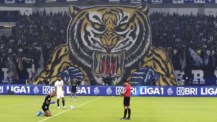 Pemain Persib, David da Silva berdoa di tengah lapangan sebelum pertandingan Persib Bandung menghadapi Persita Tangerang pada lanjutan Liga 1 2024-2025 di Stadion Gelora Bandung Lautan Api (GBLA), Kota Bandung, Jawa Barat, Minggu (22/12/2024).