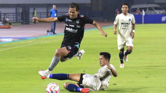 Pemain Persib Bandung, Adam Alis berhasil menghindari jegalan pemain Persita Tangerang pada lanjutan Liga 1 2024-2025 di Stadion Gelora Bandung Lautan Api (GBLA), Kota Bandung, Jawa Barat, Minggu (22/12/2024).