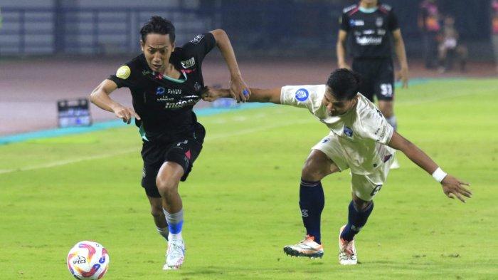 Pemain Persib Bandung, Beckham Putra berusaha melepaskan diri dari hadangan pemain Persita Tangerang, Mario Jardel pada lanjutan Liga 1 2024-2025 di Stadion Gelora Bandung Lautan Api (GBLA), Kota Bandung, Jawa Barat, Minggu (22/12/2024).