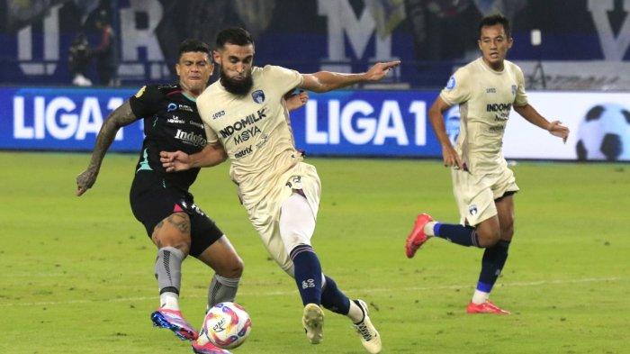 Pemain Persib Bandung, Ciro Alves berebut bola dengan pemain Persita Tangerang, Javlon Guseynov pada lanjutan Liga 1 2024-2025 di Stadion Gelora Bandung Lautan Api (GBLA), Kota Bandung, Jawa Barat, Minggu (22/12/2024).