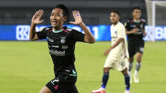 Pemain Persib Bandung, Beckham Putra melakukan selebrasi setelah mencetak gol ke gawang Persita Tangerang pada lanjutan Liga 1 2024-2025 di Stadion Gelora Bandung Lautan Api (GBLA), Kota Bandung, Jawa Barat, Minggu (22/12/2024).