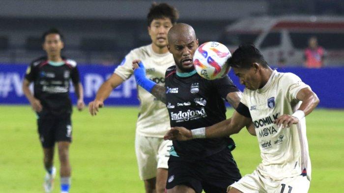 Pemain Persib Bandung, David da Silva berebut bola dengan pemain Persita Tangerang, Muhammad Toha pada lanjutan Liga 1 2024-2025 di Stadion Gelora Bandung Lautan Api (GBLA), Kota Bandung, Jawa Barat, Minggu (22/12/2024).