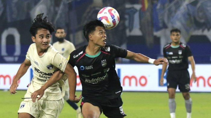 Pemain Persib Bandung, Edo Febriansah berebut bola dengan pemain Persita Tangerang, Yardan Yafi pada lanjutan Liga 1 2024-2025 di Stadion Gelora Bandung Lautan Api (GBLA), Kota Bandung, Jawa Barat, Minggu (22/12/2024).