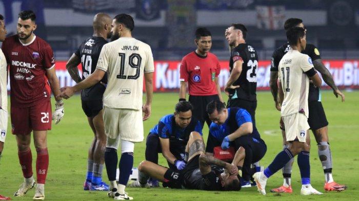 Pemain Persib Bandung, Tyronne del Pino mendapatkan perawatan medis setelah dilanggar pemain Persita Tangerang, Charisma Fathoni pada lanjutan Liga 1 2024-2025 di Stadion Gelora Bandung Lautan Api (GBLA), Kota Bandung, Jawa Barat, Minggu (22/12/2024).