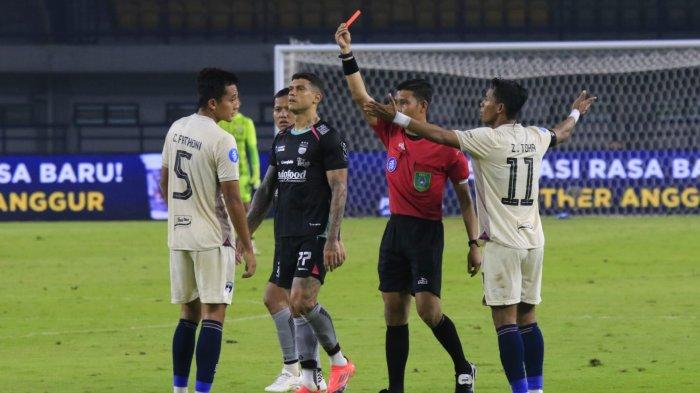 Pemain Persita Tangerang, Charisma Fathoni diganjar kartu merah oleh Wasit Amri Nurhadi setelah melakukan pelanggaran kepada pemain Persib Bandung, Tyronne del Pino pada lanjutan Liga 1 2024-2025 di Stadion Gelora Bandung Lautan Api (GBLA), Kota Bandung, Jawa Barat, Minggu (22/12/2024).
