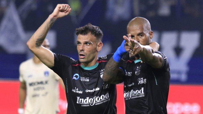 Pemain Persib Bandung, David da Silva bersama Tyronne del Pino melakukan selebrasi setelah mencetak gol ke gawang Persita Tangerang pada lanjutan Liga 1 2024-2025 di Stadion Gelora Bandung Lautan Api (GBLA), Kota Bandung, Jawa Barat, Minggu (22/12/2024).