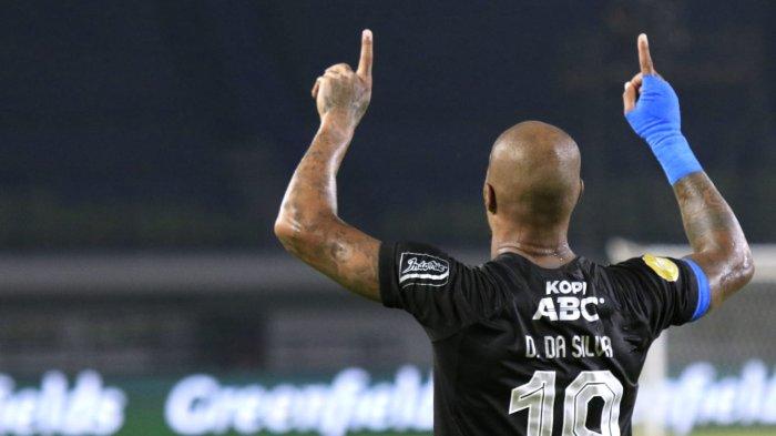 Pemain Persib Bandung, David da Silva melakukan selebrasi setelah mencetak gol ke gawang Persita Tangerang pada lanjutan Liga 1 2024-2025 di Stadion Gelora Bandung Lautan Api (GBLA), Kota Bandung, Jawa Barat, Minggu (22/12/2024).