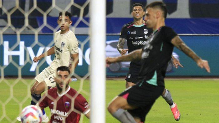 Pemain Persib Bandung, Tyronne del Pino menceploskan bola umpan dari Ciro Ales ke gawang Persita Tangerang pada lanjutan Liga 1 2024-2025 di Stadion Gelora Bandung Lautan Api (GBLA), Kota Bandung, Jawa Barat, Minggu (22/12/2024).