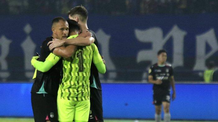 Kiper Kevin Mendoza, Gustavo Moreno, dan Nick Kuipers berpelukan merayakan kemenangan Pesib Bandung asat Persita Tangerang dengan skor 3-1 pada lanjutan Liga 1 2024-2025 di Stadion Gelora Bandung Lautan Api (GBLA), Kota Bandung, Jawa Barat, Minggu (22/12/2024).