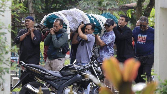 Wakil gubernur terpilih pada Pilkada Jawa Barat 2024, Erwan Setiawan (kedua kanan) turut menggotong keranda jenazah dokter tim Persib, Mohamad Rafi Ghani bersama pelayat lainnya di Tempat Pemakaman Umum (TPU) Sirnaraga, Kota Bandung, Jawa Barat, Selasa (24/12/2024).