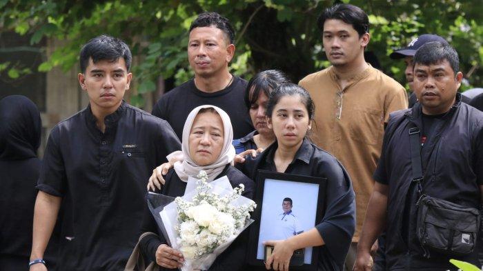 Mantan kiper Persib, I Made Wirawan berjalan di belakang istri dan anak Rafi Ghani, menghadiri pemakaman dokter tim Persib, Mohamad Rafi Ghani di Tempat Pemakaman Umum (TPU) Sirnaraga, Kota Bandung, Jawa Barat, Selasa (24/12/2024).
