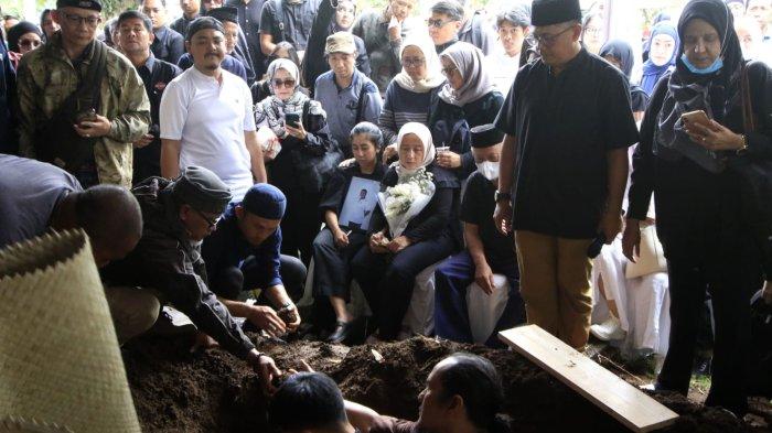 Istri dan anak Rafi Ghani bersama ratusan pelayat lainnya meyaksikan pemakaman jenazah Dokter tim Persib, Mohamad Rafi Ghani di Tempat Pemakaman Umum (TPU) Sirnaraga, Kota Bandung, Jawa Barat, Selasa (24/12/2024).
