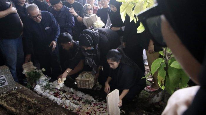 Istri dan anak Rafi Ghani melakukan tabur bunga di atas makam dokter tim Persib, Mohamad Rafi Ghani setelah selesai pemakaman di Tempat Pemakaman Umum (TPU) Sirnaraga, Kota Bandung, Jawa Barat, Selasa (24/12/2024).