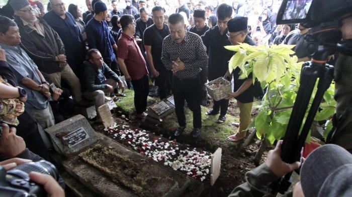 Komisaris PT Persib Bandung Bermartabat (PBB), Umuh Muchtar berdoa di atas makam dokter tim Persib, Mohamad Rafi Ghani setelah selesai pemakaman di Tempat Pemakaman Umum (TPU) Sirnaraga, Kota Bandung, Jawa Barat, Selasa (24/12/2024).