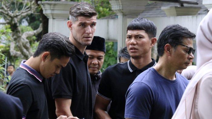 Pemain Persib, Nick Kuipers dan  Achmad Jufriyanto menghadiri pemakaman dokter tim Persib, Mohamad Rafi Ghani di Tempat Pemakaman Umum (TPU) Sirnaraga, Kota Bandung, Jawa Barat, Selasa (24/12/2024).