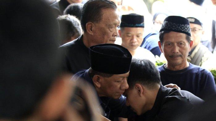 Mantan pelatih Persib Djadjang Nurdjaman beserta Komisaris PT Persib Bandung Bermartabat (PBB) Kuswara S Taryono dan Zainuri Hasyim menghadiri pemakaman dokter tim Persib, Mohamad Rafi Ghani di Tempat Pemakaman Umum (TPU) Sirnaraga, Kota Bandung, Jawa Barat, Selasa (24/12/2024).