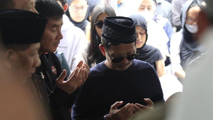 Mantan pelatih Persib Djadjang Nurdjaman, Wakil gubernur terpilih pada Pilkada Jawa Barat 2024 Erwan Setiawan dan Komisaris PT Persib Bandung Bermartabat (PBB) Kuswara S Taryono berdoa bersama pelayat lainnya di atas makam dokter tim Persib, Mohamad Rafi Ghani setelah selesai pemakaman di Tempat Pemakaman Umum (TPU) Sirnaraga, Kota Bandung, Jawa Barat, Selasa (24/12/2024).