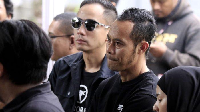 Mantan pemain Persib, Atep Rizal menghadiri pemakaman dokter tim Persib, Mohamad Rafi Ghani di Tempat Pemakaman Umum (TPU) Sirnaraga, Kota Bandung, Jawa Barat, Selasa (24/12/2024).