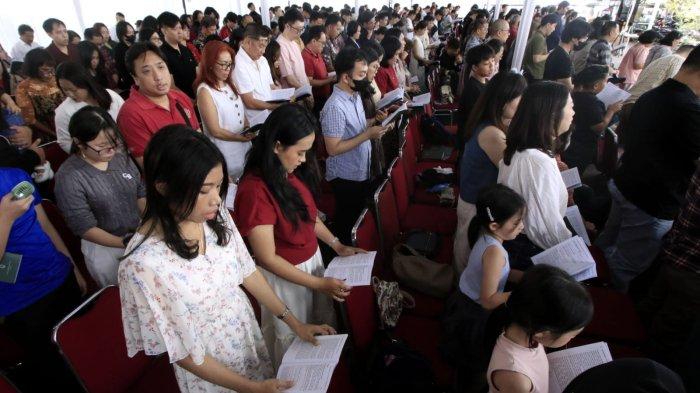 Umat kristiani melaksanakan ibadah misa pada Hari Natal 2024 di Gereja Katedral Santo Petrus, Jalan Merdeka, Kota Bandung, Jawa abarat, Rabu (25/12/2024).