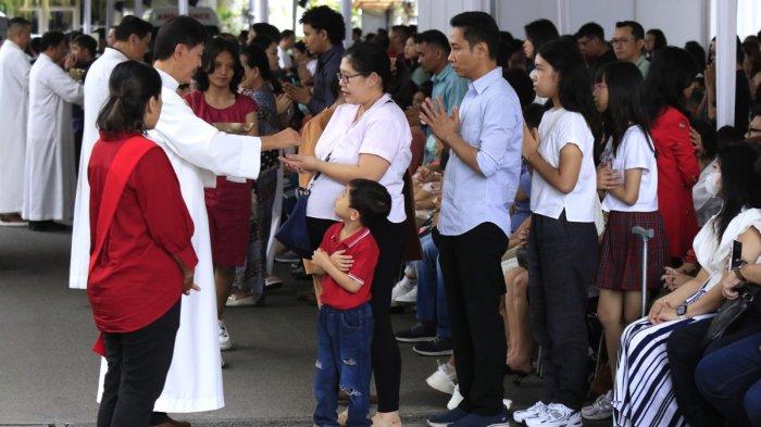 Umat kristiani melaksanakan ibadah misa pada Hari Natal 2024 di Gereja Katedral Santo Petrus, Jalan Merdeka, Kota Bandung, Jawa abarat, Rabu (25/12/2024).