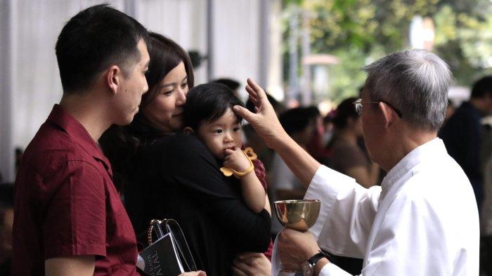 Umat Kristiani melaksanakan ibadah misa pada Hari Natal 2024 di Gereja Katedral Santo Petrus, Jalan Merdeka, Kota Bandung, Jawa abarat, Rabu (25/12/2024).