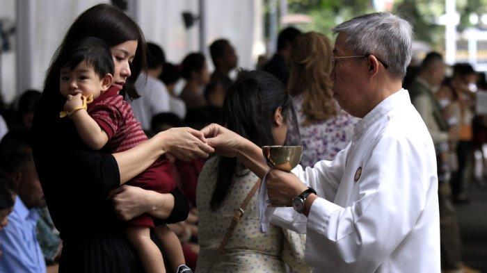 Umat Kristiani melaksanakan ibadah misa pada Hari Natal 2024 di Gereja Katedral Santo Petrus, Jalan Merdeka, Kota Bandung, Jawa abarat, Rabu (25/12/2024).