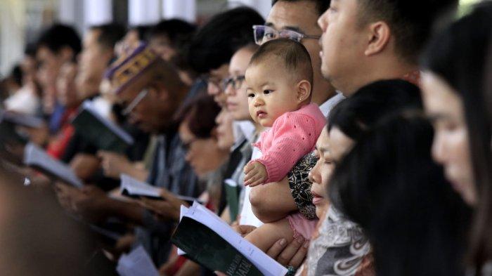 Umat Kristiani melaksanakan ibadah misa pada Hari Natal 2024 di Gereja Katedral Santo Petrus, Jalan Merdeka, Kota Bandung, Jawa abarat, Rabu (25/12/2024).