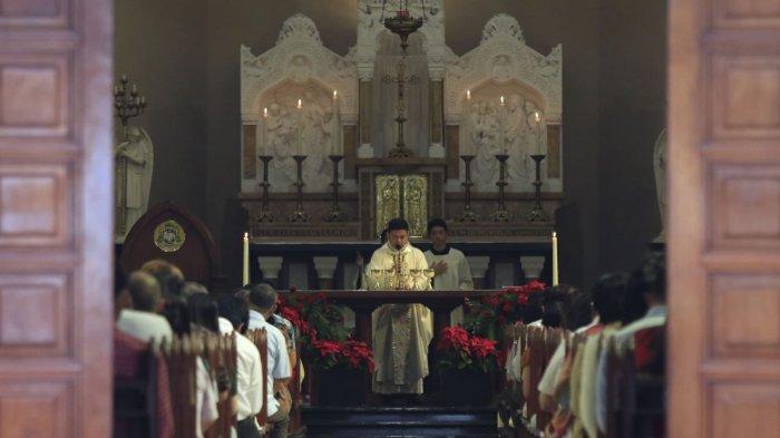 Umat Kristiani melaksanakan ibadah misa pada Hari Natal 2024 di Gereja Katedral Santo Petrus, Jalan Merdeka, Kota Bandung, Jawa abarat, Rabu (25/12/2024).