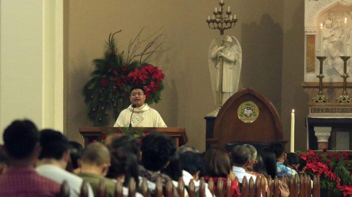 Umat Kristiani melaksanakan ibadah misa pada Hari Natal 2024 di Gereja Katedral Santo Petrus, Jalan Merdeka, Kota Bandung, Jawa abarat, Rabu (25/12/2024).