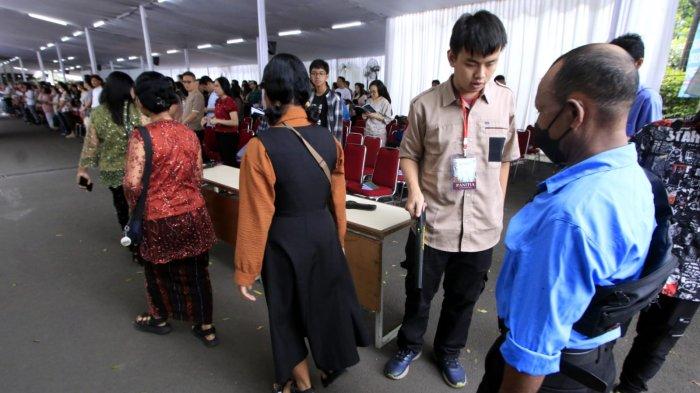 Umat Kristiani melewati metal detektor saat akan mengikuti ibadah misa pada Hari Natal 2024 di Gereja Katedral Santo Petrus, Jalan Merdeka, Kota Bandung, Jawa abarat, Rabu (25/12/2024).