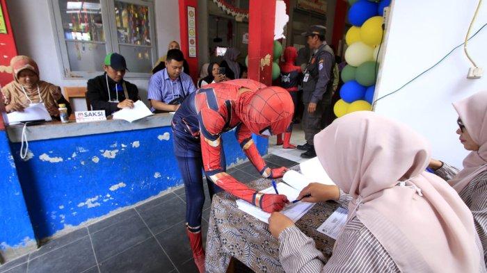 Petugas berkostum Superhero akan menggunakan hak pilihnya di Tempat Pemungutan Suara (TPS) 12 pada pelaksanaan Pemilihan Kepala Daerah (Pilkada) Serentak 2024, di RT 03 RW 03, Kampung Babakan Loa, Kelurahan Pasirkaliki, Kota Cimahi, Jawa Barat, Rabu (27/11/2024).