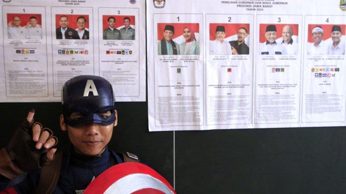 Petugas berkostum Superhero menggunakan hak pilihnya di Tempat Pemungutan Suara (TPS) 12 pada pelaksanaan Pemilihan Kepala Daerah (Pilkada) Serentak 2024, di RT 03 RW 03, Kampung Babakan Loa, Kelurahan Pasirkaliki, Kota Cimahi, Jawa Barat, Rabu (27/11/2024).