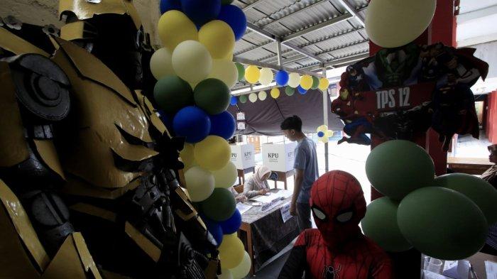 Petugas berkostum Superhero berjaga di Tempat Pemungutan Suara (TPS) 12 pada pelaksanaan Pemilihan Kepala Daerah (Pilkada) Serentak 2024, di RT 03 RW 03, Kampung Babakan Loa, Kelurahan Pasirkaliki, Kota Cimahi, Jawa Barat, Rabu (27/11/2024).