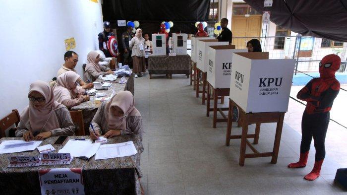 Petugas berkostum Superhero berjaga di Tempat Pemungutan Suara (TPS) 12 pada pelaksanaan Pemilihan Kepala Daerah (Pilkada) Serentak 2024, di RT 03 RW 03, Kampung Babakan Loa, Kelurahan Pasirkaliki, Kota Cimahi, Jawa Barat, Rabu (27/11/2024).
