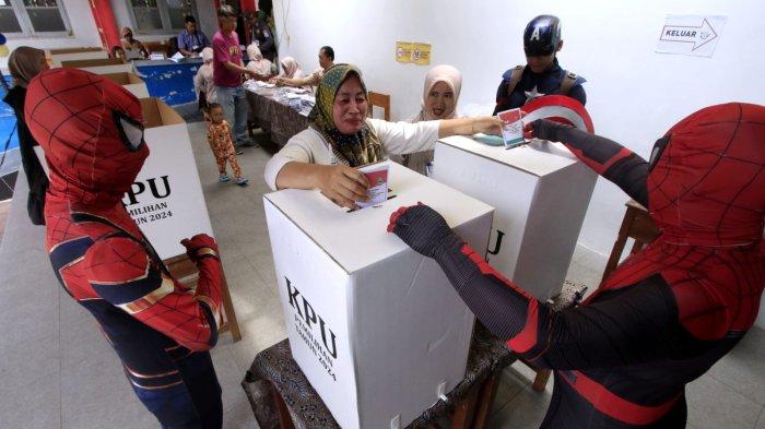 Petugas berkostum Superhero berjaga di Tempat Pemungutan Suara (TPS) 12 pada pelaksanaan Pemilihan Kepala Daerah (Pilkada) Serentak 2024, di RT 03 RW 03, Kampung Babakan Loa, Kelurahan Pasirkaliki, Kota Cimahi, Jawa Barat, Rabu (27/11/2024).