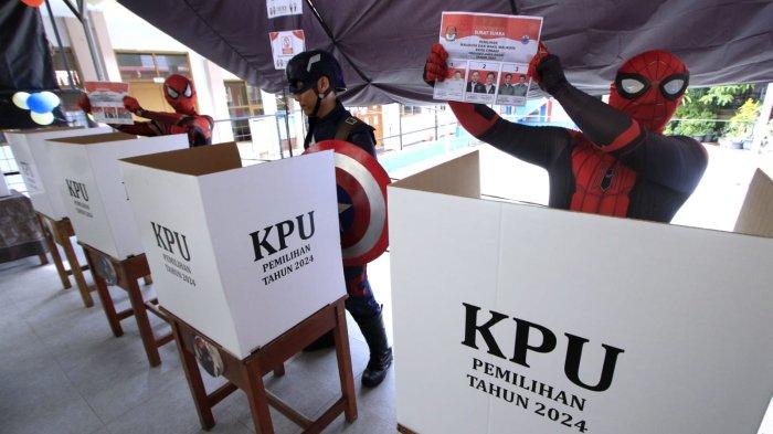 Petugas berkostum Superhero memperlihatkan surat suara saat akan menggunakan hak pilihnya di Tempat Pemungutan Suara (TPS) 12 pada pelaksanaan Pemilihan Kepala Daerah (Pilkada) Serentak 2024, di RT 03 RW 03, Kampung Babakan Loa, Kelurahan Pasirkaliki, Kota Cimahi, Jawa Barat, Rabu (27/11/2024).
