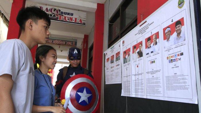 Petugas berkostum Superhero berjaga di Tempat Pemungutan Suara (TPS) 12 pada pelaksanaan Pemilihan Kepala Daerah (Pilkada) Serentak 2024, di RT 03 RW 03, Kampung Babakan Loa, Kelurahan Pasirkaliki, Kota Cimahi, Jawa Barat, Rabu (27/11/2024).