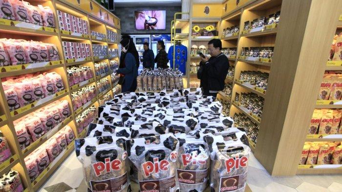 Pengunjung berbelanja produk Tiramisusu pada pembukaan Store Tiramisusu by Chocomory di Kota Baru Parahyangan (KBP), Kabupaten Bandung Barat (KBB), Jawa Barat, Jumat (27/12/2024).