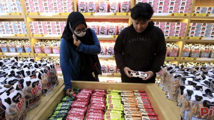 Pengunjung berbelanja produk Tiramisusu pada pembukaan Store Tiramisusu by Chocomory di Kota Baru Parahyangan (KBP), Kabupaten Bandung Barat (KBB), Jawa Barat, Jumat (27/12/2024).