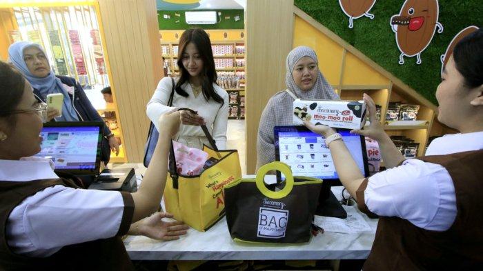 Pramuniaga melayani pengunjung yang membeli produk Tiramisusu pada pembukaan Store Tiramisusu by Chocomory di Kota Baru Parahyangan (KBP), Kabupaten Bandung Barat (KBB), Jawa Barat, Jumat (27/12/2024).
