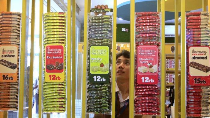 Pramuniaga menata produk Tiramisusu pada pembukaan Store Tiramisusu by Chocomory di Kota Baru Parahyangan (KBP), Kabupaten Bandung Barat (KBB), Jawa Barat, Jumat (27/12/2024).