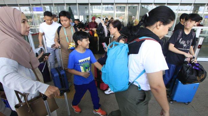 Penumpang kereta cepat Whoosh tiba di Stasiun Padalarang, Kabupaten Bandung Barat (KBB), Jumat (27/12/2024).