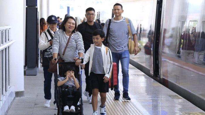 Penumpang kereta cepat Whoosh tiba di Stasiun Padalarang, Kabupaten Bandung Barat (KBB), Jumat (27/12/2024).