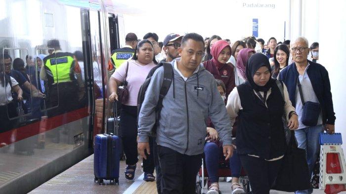 Penumpang kereta cepat Whoosh tiba di Stasiun Padalarang, Kabupaten Bandung Barat (KBB), Jumat (27/12/2024).