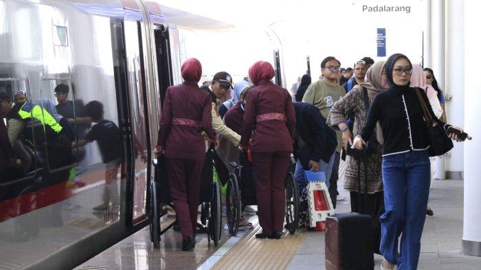 Penumpang kereta cepat Whoosh tiba di Stasiun Padalarang, Kabupaten Bandung Barat (KBB), Jumat (27/12/2024).
