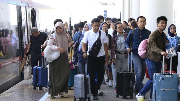 Penumpang kereta cepat Whoosh tiba di Stasiun Padalarang, Kabupaten Bandung Barat (KBB), Jumat (27/12/2024).