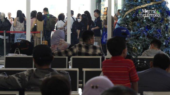Penumpang kereta cepat Whoosh tiba di Stasiun Padalarang, Kabupaten Bandung Barat (KBB), Jumat (27/12/2024).