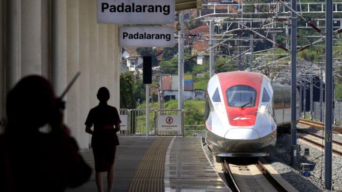 Kereta cepat Whoosh tiba di Stasiun Padalarang, Kabupaten Bandung Barat (KBB), Jumat (27/12/2024).